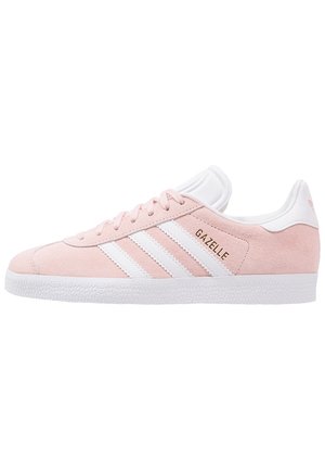 Baskets Adidas Gazelle profil bas en suède rose clair avec bandes blanches, lacets et semelle, vues de côté.