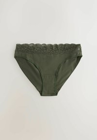 Ciemnozielone damskie figi z koronkowym wykończeniem w pasie, ułożone płasko na jasnym tle.