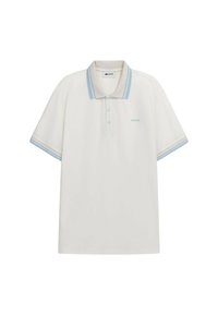 Maglietta polo bianca con colletto a righe blu e dettagli sulle maniche, caratterizzata da una chiusura con bottoni e un piccolo logo sul lato sinistro del petto. Materiale in cotone.