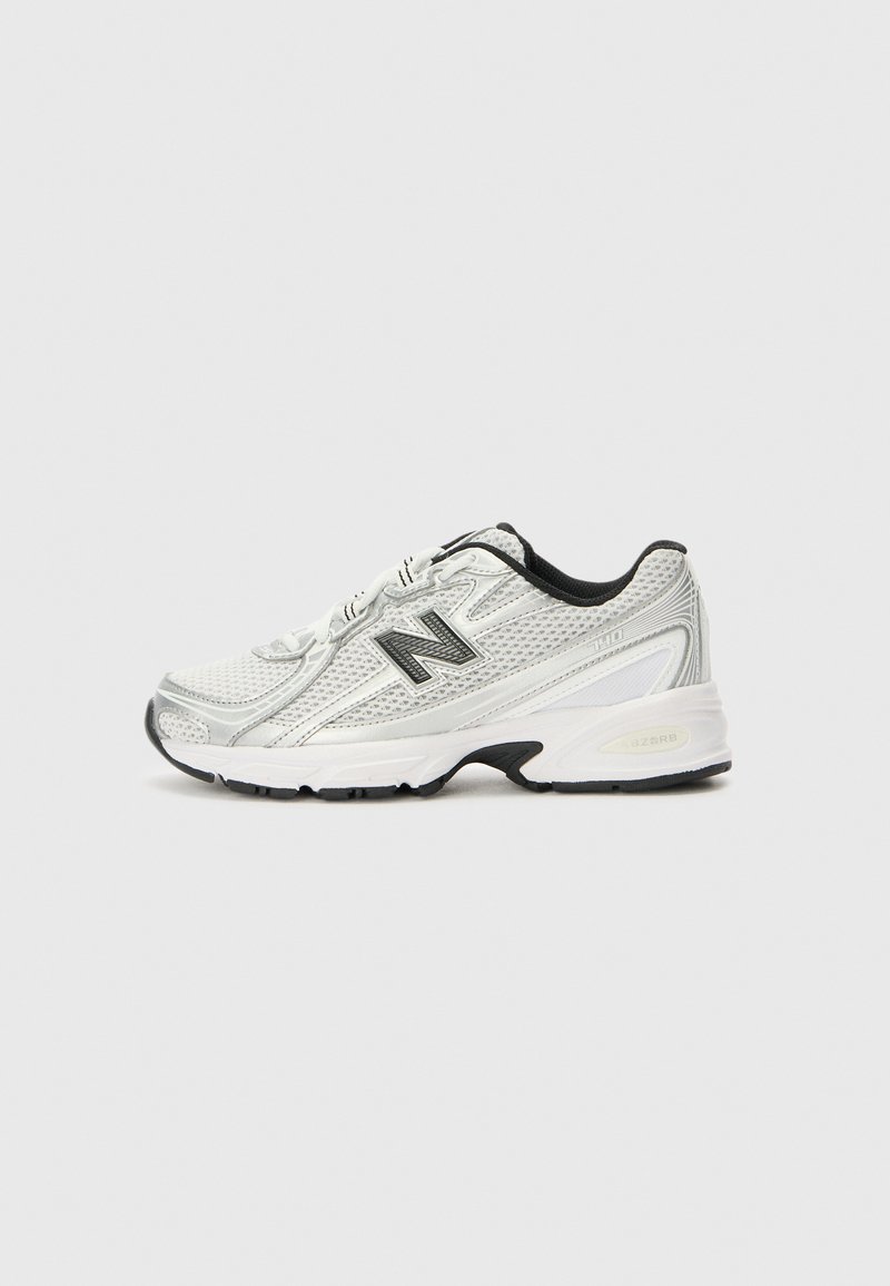 Baskets de sport pour hommes en mesh argent et blanc avec des accents noirs. Comprend une semelle rembourrée et un bout arrondi. Logo "N" sur le côté.