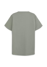 T-shirt verde oliva con maniche corte, scollatura rotonda e vestibilità rilassata. Tessuto morbido e liscio senza pattern o disegni visibili.