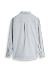 Lichtgrijze langemouwen shirt met een kraag, knoopmanchetten, rugplooien en een merkdetail bij de hals. Soepele textuur en getailleerde pasvorm.
