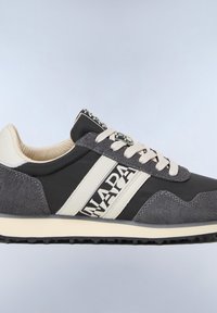 Niskie czarno-szare tenisówki z białymi sznurowadłami, białymi paskami oraz logo "NAPAPIJRI" po bokach i na języku.