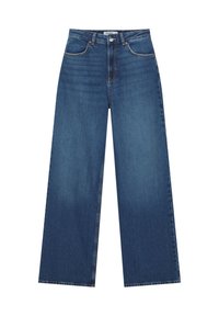 Jean en denim bleu à jambes larges avec taille haute, design à cinq poches, délavage subtil et détails de couture classiques.