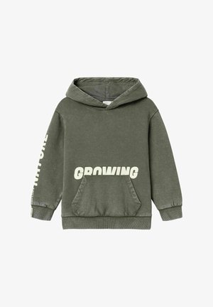 Groene hoodie met een kangoeroezak. Kenmerkt zich door "GROWING" in vet witte tekst op de voorkant en op de linkermouw. Zacht materiaal, ontspannen ontwerp.
