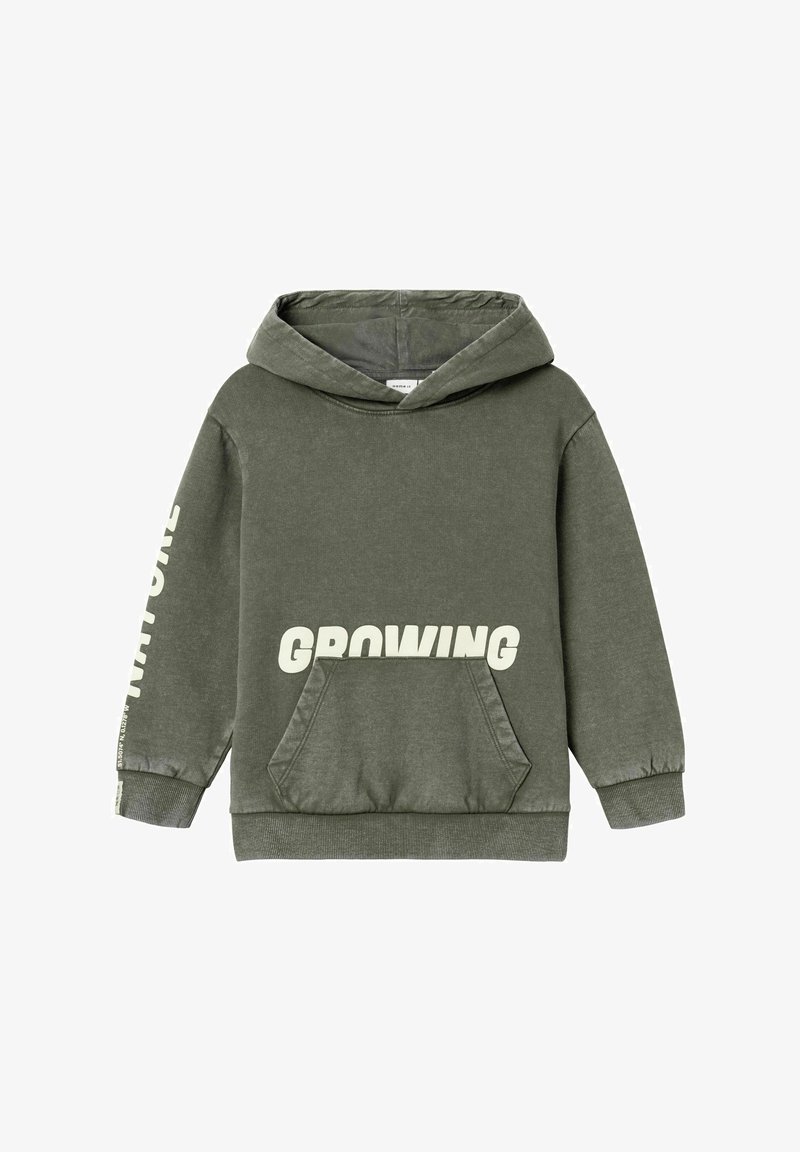 Haut à capuche vert avec une poche kangourou. Présente le mot « GROWING » en lettres blanches en gras sur le devant et sur la manche gauche. Matière douce, design décontracté.