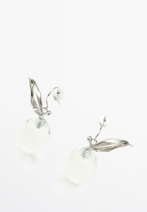 Boucles d'oreilles en argent avec pendentifs ovales translucides et dessus en forme de feuille détaillée sur fond blanc.