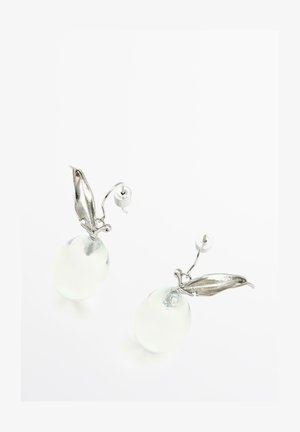 Boucles d'oreilles en argent avec pendentifs ovales translucides et dessus en forme de feuille détaillée sur fond blanc.