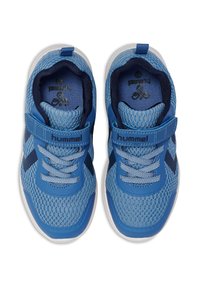 Baskets en mesh bleu avec une sangle en velcro, dotées de lacets texturés bleus, d'une semelle blanche et d'accents bleu foncé.