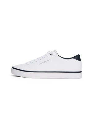Hvid lavtopet sneaker med navy accenter, snøredesign og Tommy Hilfiger logo på siden og hælkappen.