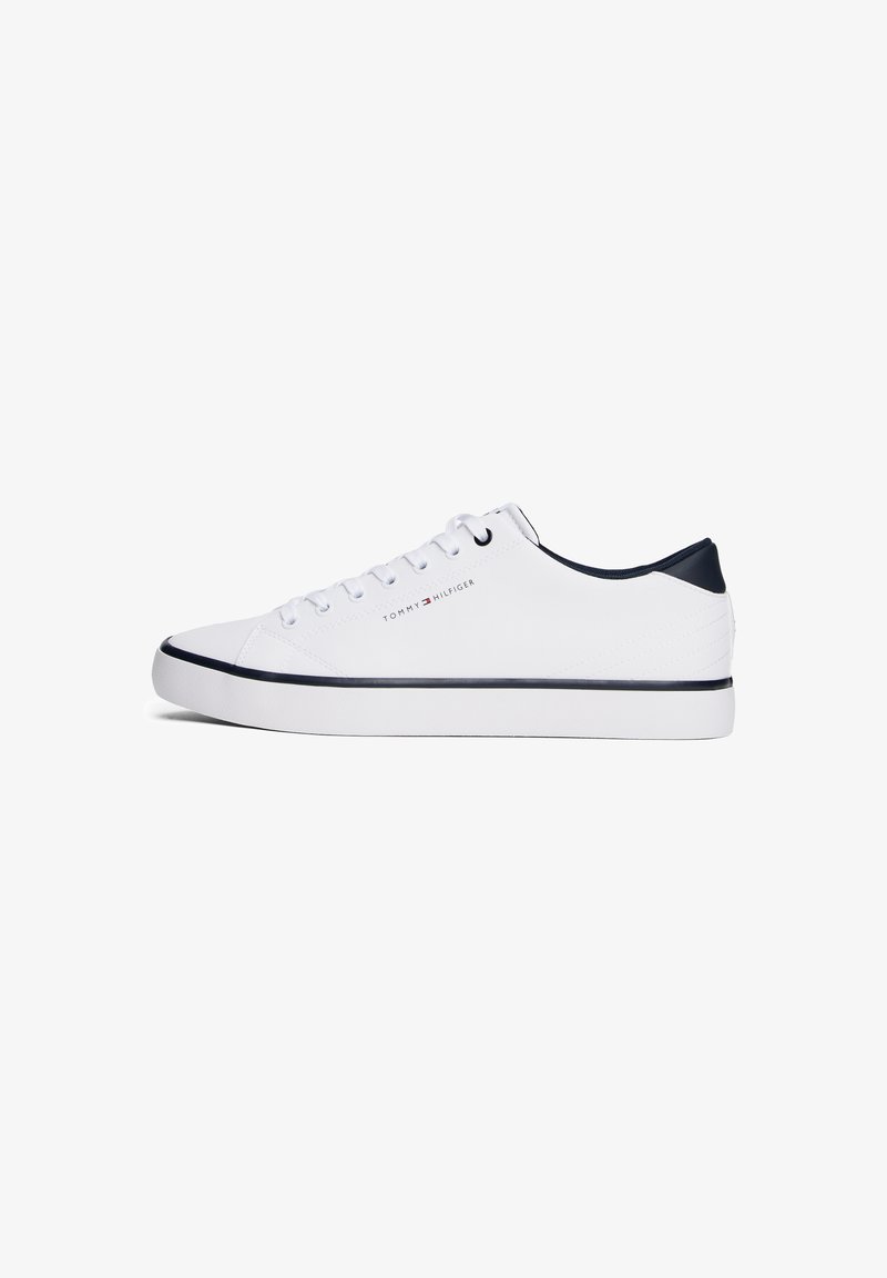 Baskets basses blanches avec accents bleu marine, design à lacets et logo Tommy Hilfiger sur le côté et sur la collerette du talon.