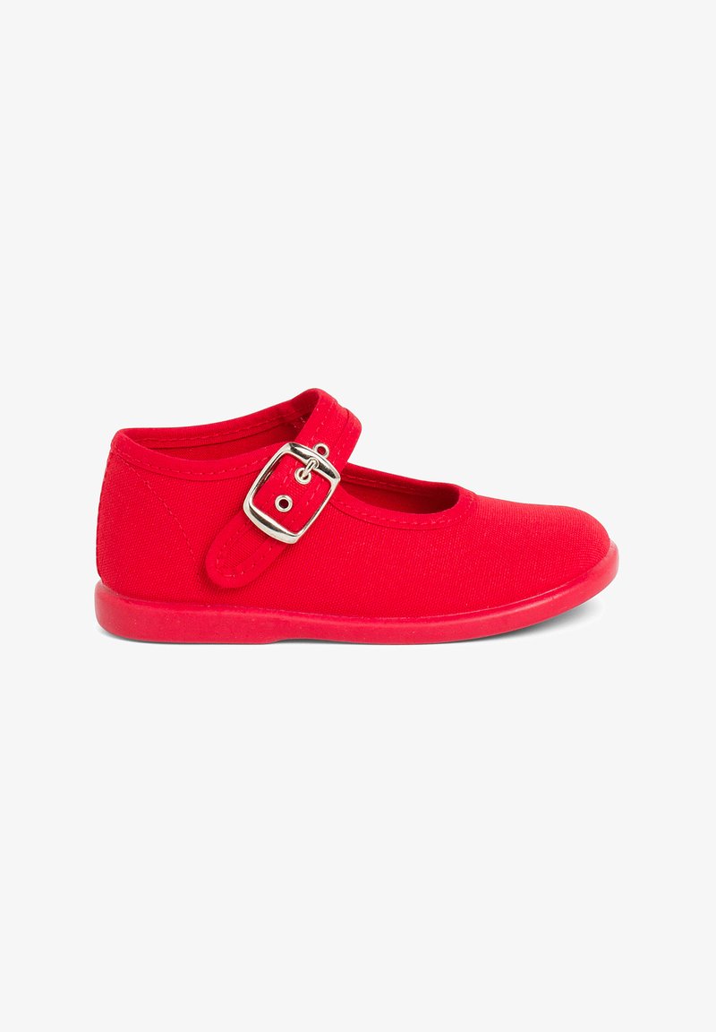 Zapato Mary Jane de lona roja con puntera redondeada, correa ajustable asegurada con una hebilla de plata y suela de goma flexible.
