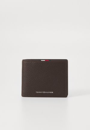 Portefeuille en cuir marron avec une finition texturée, présentant un logo argenté à l'avant et un accent rouge, blanc et bleu sur le bord supérieur.