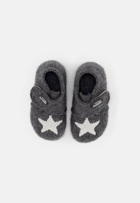 Gråa tofflor i filt med stjärnmönster i vitt, utrustade med kardborreband för säker stängning och en mjuk, strukturerad insida.