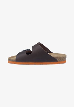 Bruine leren slide sandaal met open tenen, voorzien van een zwarte verstelbare gesp en een kurken voetbed; oranje rubberen buitenzool biedt grip.