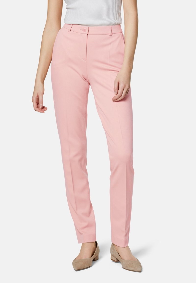 Pantaloni rosa pallido con una vestibilità su misura, caratterizzati da una texture liscia, tasche frontali e una chiusura a un bottone in vita.
