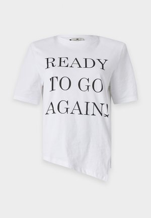 Maglietta bianca a maniche corte con stampa nera che recita "PRONTO PER ANDARE DI NUOVO!" e un grafico di un aereo in basso a destra.