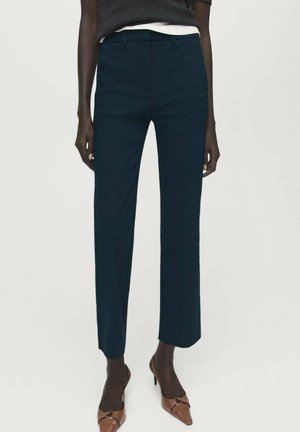 Marineblauwe, op maat gemaakte pantalon met een rechte pijp, gemaakt van een gladde stof. Voorzien van een subtiele tailleband en zijzakken.