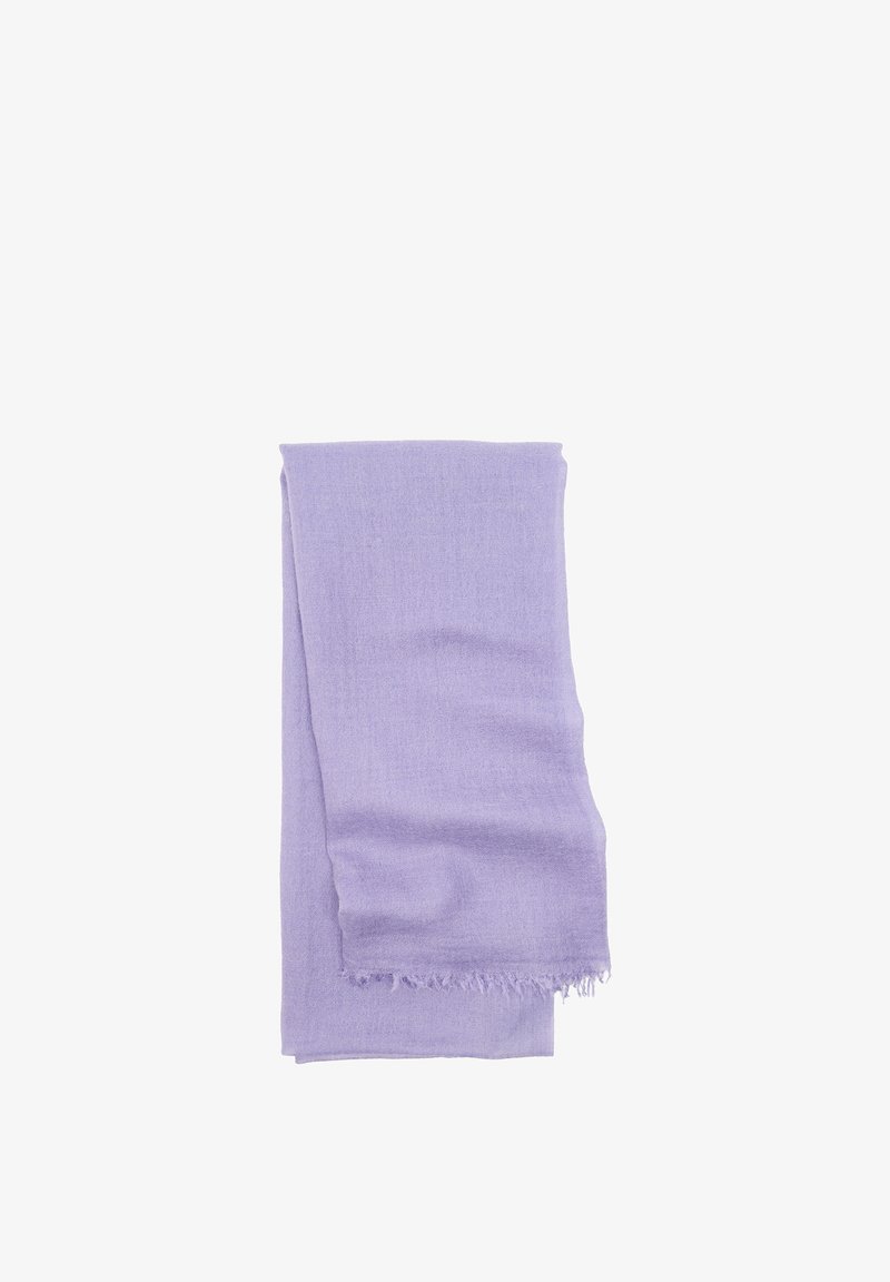 Jasnofioletowy złożony szal z subtelną teksturą i krótkimi frędzlami na jednym brzegu, wyeksponowany na białym tle.