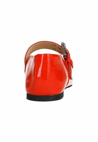 Rode patenten leren schoen met een afgeronde achterkant, licht gevoerd bandje en een zwarte rubberen zool. Heeft een strikaccent en metalen gesp.