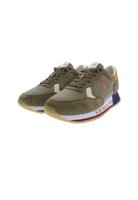 Gröna mocka- och tygsnickers med vita accenter, beige detaljer och en gummisula med texten "U.S. POLO ASSN" i rött och gult.