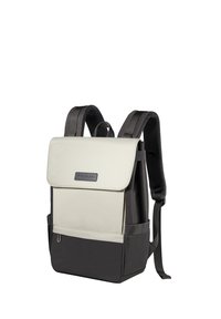 Mochila con una combinación de colores gris y crema, hecha de tela duradera. Cuenta con un cierre tipo solapa, correas ajustables y bolsillos laterales.