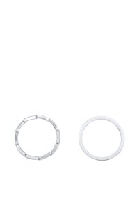 Zwei Ringe: einer mit einem segmentierten Bambusdesign und metallischem Finish, und ein anderer glatter, runder Band, beide in Silberfarbe.