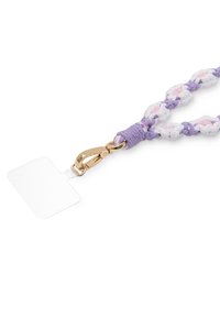 Cinta trenzada en tonos morado, blanco y rosa, con un clip de color dorado y un porta credencial rectangular transparente. Tela texturizada.
