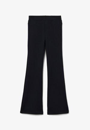 Pantalones acampanados negros hechos de una tela suave y elástica. Presentan dos bolsillos frontales y una cinturilla elástica. Textura suave con un ajuste entallado.