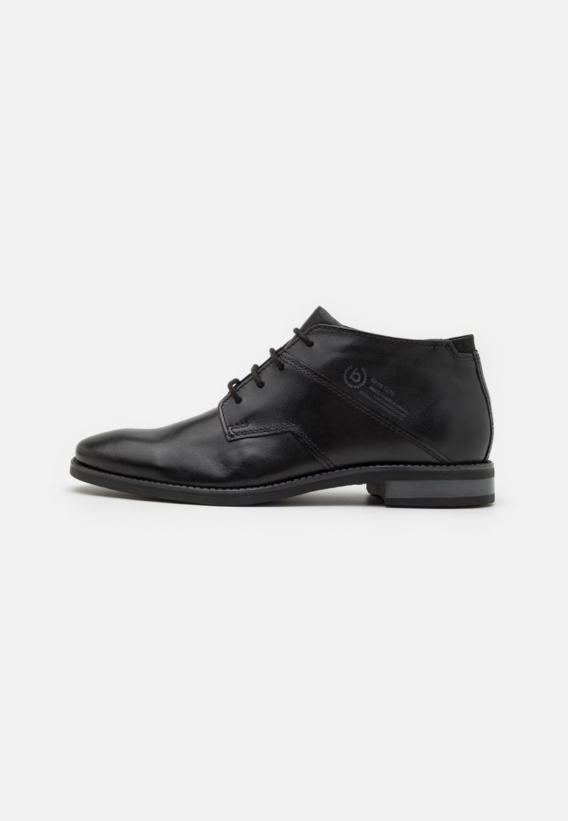Zapato de vestir de cuero negro con un diseño elegante, puntera redonda y cierre de cordones. Presenta una textura suave y un tacón bajo apilado.