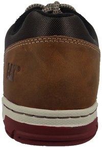 Sneaker in pelle marrone con una parte superiore scura e testurizzata, una suola intermedia bianca e una suola esterna in gomma rossa. Presenta lacci rotondi e cuciture a contrasto.