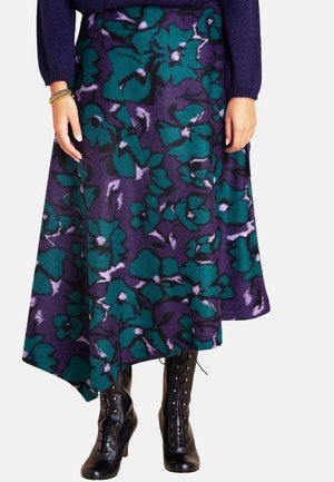 Lila Floral-Wickelrock mit türkisfarbenen und lavendelfarbenen Akzenten, aus weichem Stoff gefertigt. Asymmetrisch geschnitten mit einem fließenden Design, kombiniert mit schwarzen Schnürstiefeln.