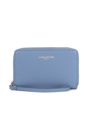 Portafoglio in pelle azzurro chiaro con finitura testurizzata, marchio dorato, chiusura a zip e tracolla. Forma rettangolare compatta con dettagli cuciti.