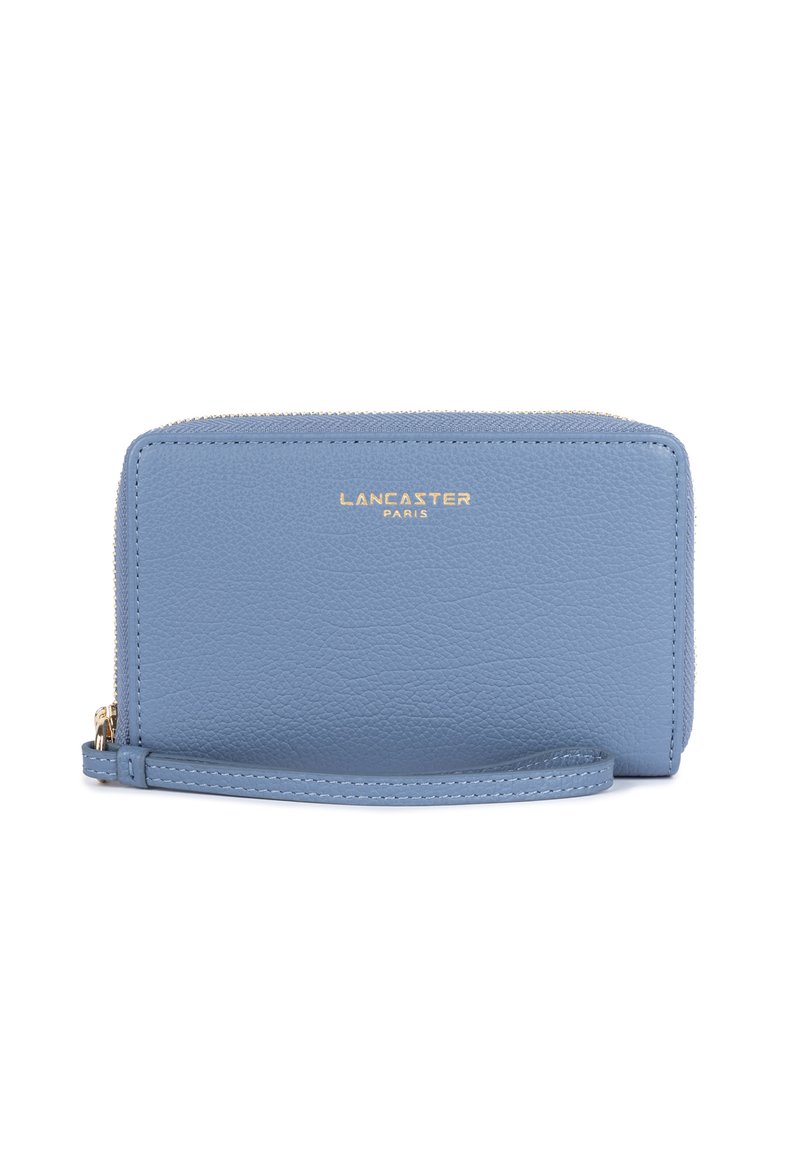 Lichtblauwe leren portemonnee met een gestructureerde afwerking, gouden branding, ritssluiting en polsband. Compact rechthoekig van vorm met gestikte accenten.