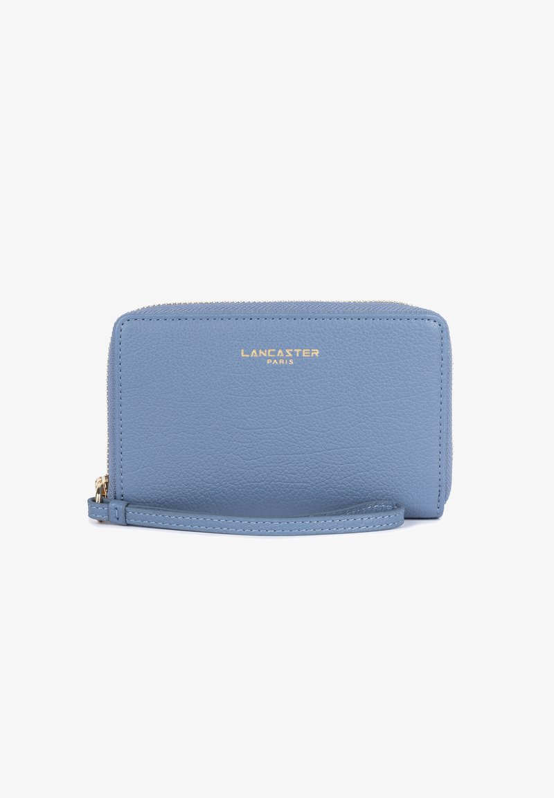 Lichtblauwe leren portemonnee met een gestructureerde afwerking, gouden branding, ritssluiting en polsband. Compact rechthoekig van vorm met gestikte accenten.