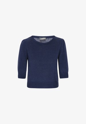 Navy plava pletena majica s kratkim rukavima, okruglim izrezom, rebrastim manžetama i donjim rubom. Mekana tekstura i klasičan kroj. Oznaka marke unutra.