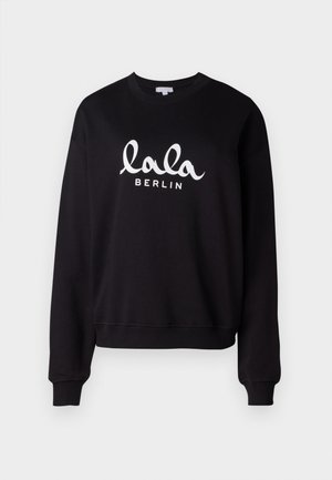 Fekete pulóver, bordázott nyakkivágással és mandzsettákkal. Elöl fehér, dőlt betűtípussal írt "lala BERLIN" felirat található. Puha tapintású.