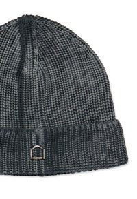 Gorra de punto gris con un dobladillo, que presenta un pequeño acento metálico en la parte frontal. Textura suave y diseño estructurado.