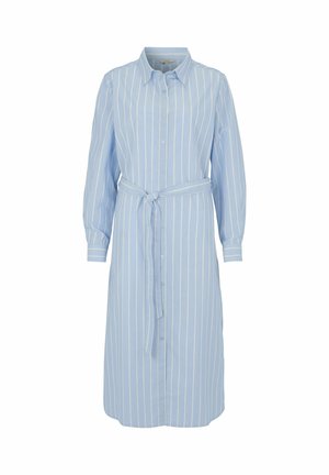 Lyseblå, langærmet, skjortekjole med hvide lodrette striber og et stofbælte bundet i taljen.