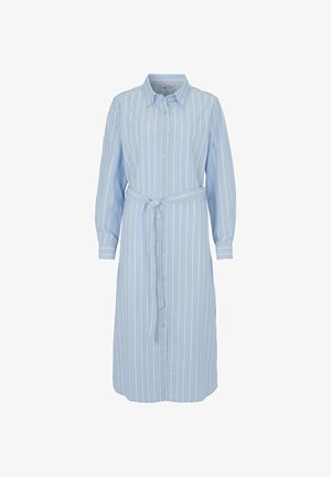 Lyseblå, langærmet, skjortekjole med hvide lodrette striber og et stofbælte bundet i taljen.