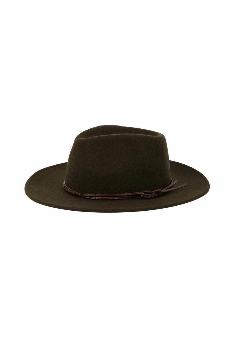 Cappello di feltro verde oliva con una larga tesa e una corona rotonda, caratterizzato da una sottile fascia in pelle marrone attorno alla base. Texture liscia, design semplice.