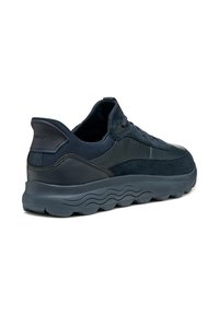 Sneaker da uomo di color navy scuro, caratterizzato da una combinazione di pelle liscia e suede, suola in gomma con motivo a onda e tallone rinforzato per un migliore supporto.