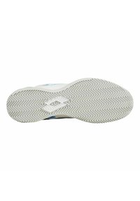 Suela de zapato deportivo blanca con un patrón de espiga, que presenta acentos azules y un logo en el centro. Superficie plana y texturizada.