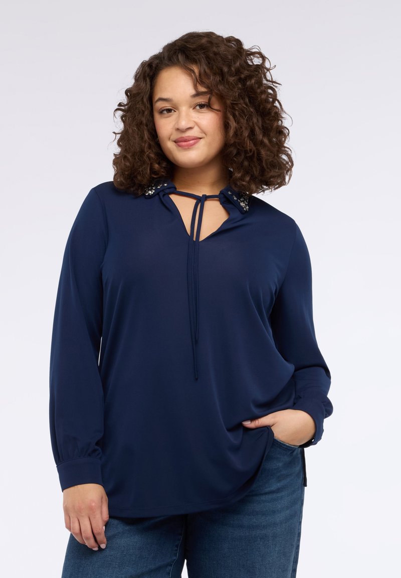 Blusa blu navy in tessuto leggero con maniche lunghe, scollo a goccia, coulisse e dettaglio collo decorato.