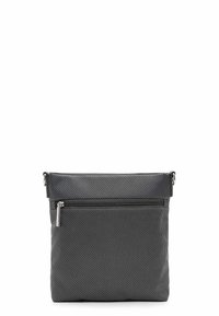 Borsa crossbody grigia in tessuto con tasca frontale conzip, forma strutturata, texture simile a rete e attacchi per tracolla regolabili.