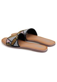 Sandales à glissière ornées de perles, présentant un dessus noir avec des motifs géométriques en or, argent et rose, complétées par une semelle intérieure en cuir marron.