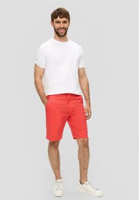s.Oliver RELAXED FIT - Shorts - korallrot