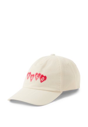 Casquette de baseball blanc cassé avec cinq cœurs rouges à l'avant, chaque cœur contenant une lettre qui épelle "HUGO."