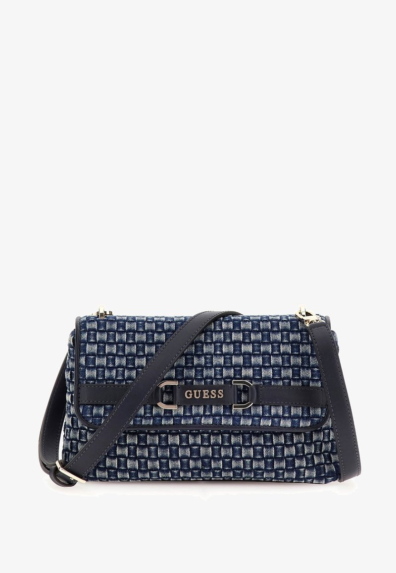 Sac à main en denim tissé bleu marine avec une surface texturée, quincaillerie dorée et une sangle en cuir foncé. Présente un détail de logo sur le devant.