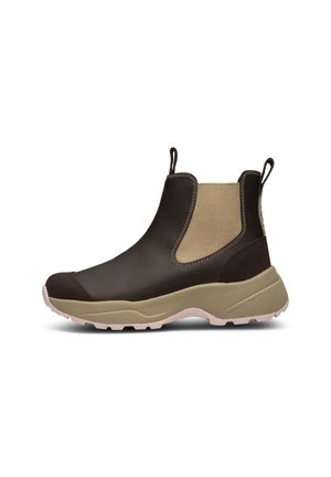Bottine imperméable marron avec un panneau élastique beige, semelle robuste et languettes pour un enfilage facile. Présente des accents cousus et une conception solide.